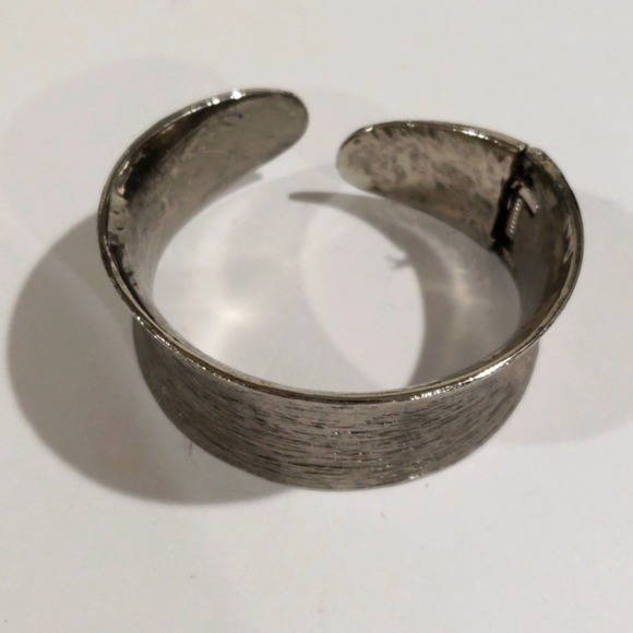 Silver-Tone Textured Cuff Bracelet – Elegant Women’s Statement Fashion Jewelry - Picture 4 of 8